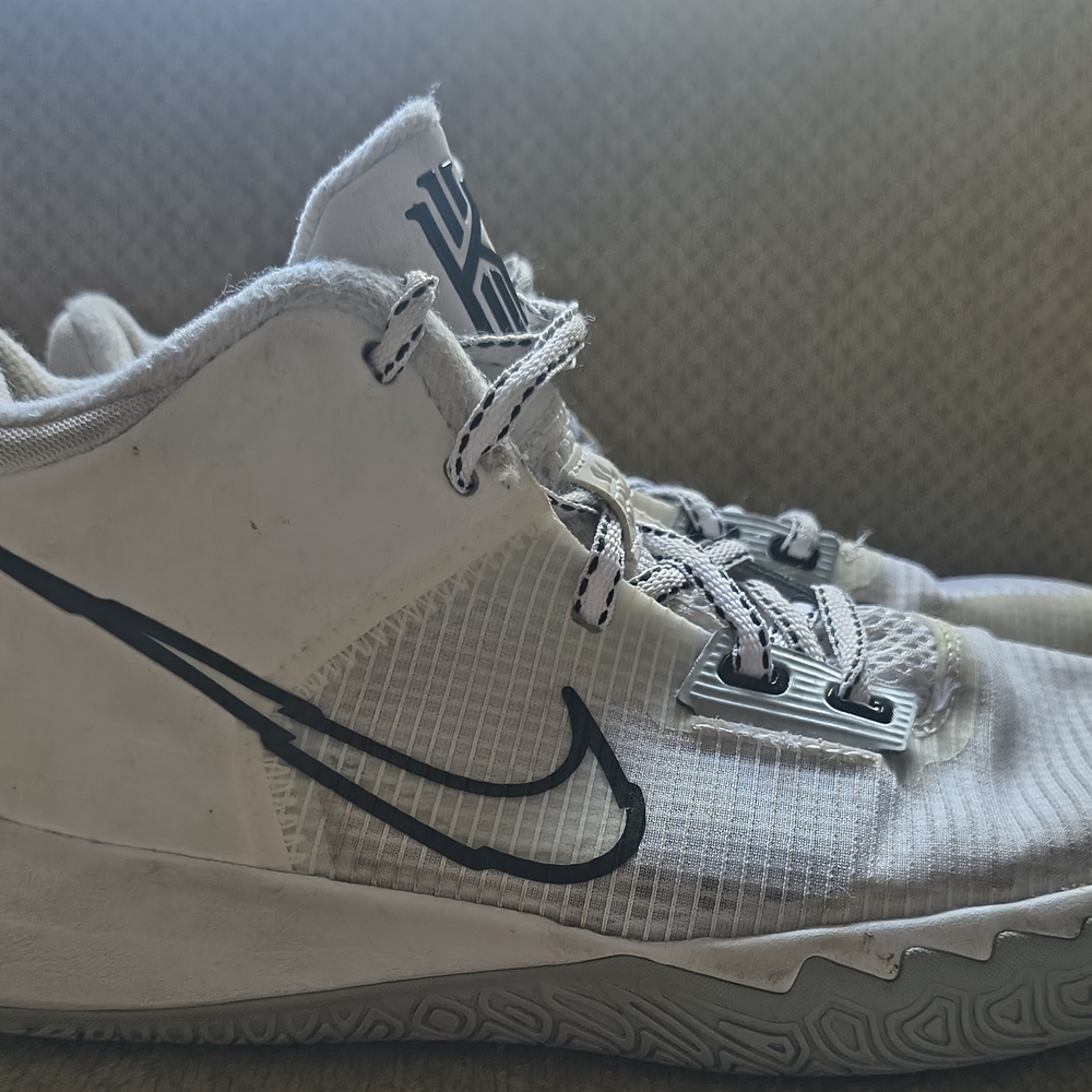 Nike Kyrie Flytrap 4 White and Black Athletic Sneakers. Size 5